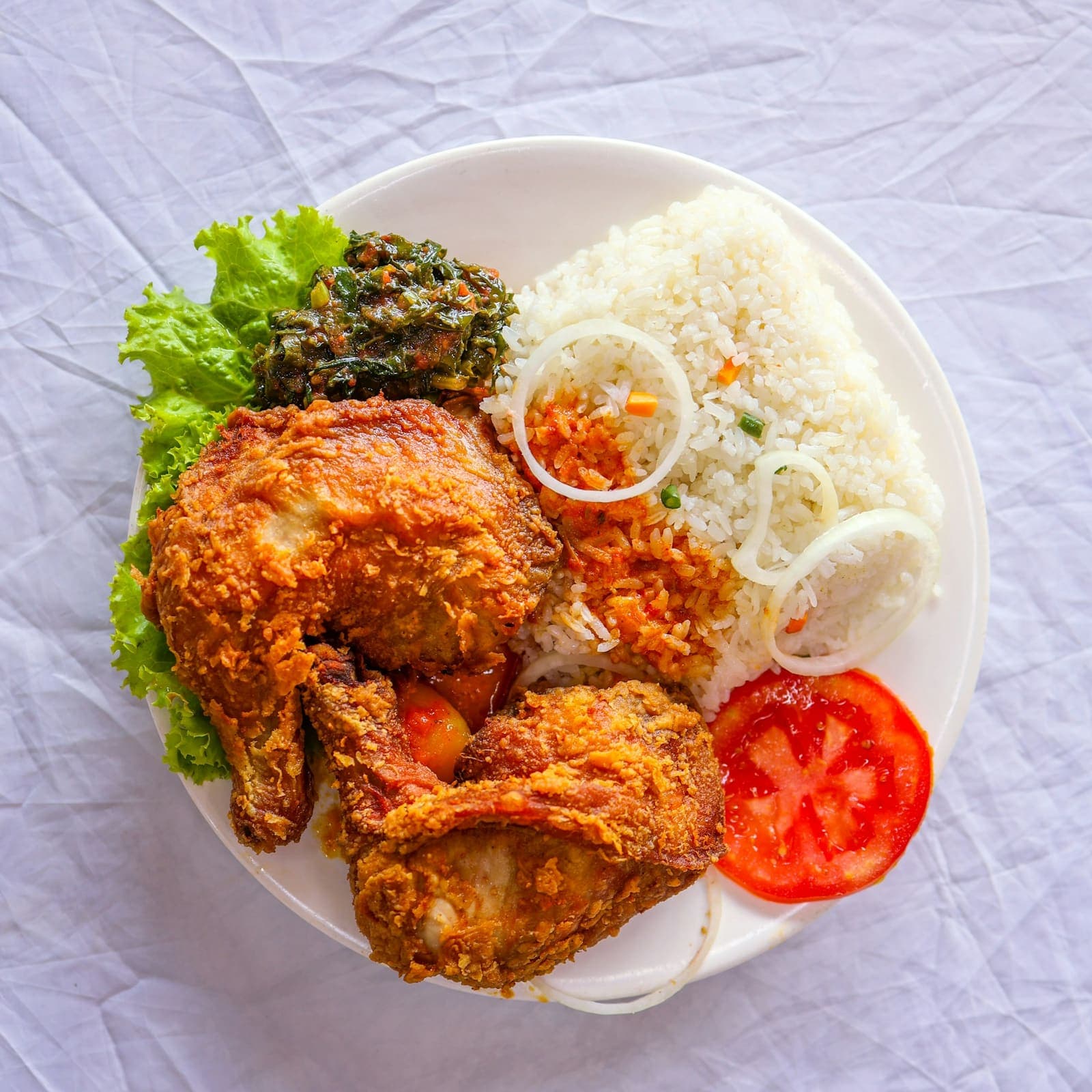 Un plat de poulet, de riz et de légumes.