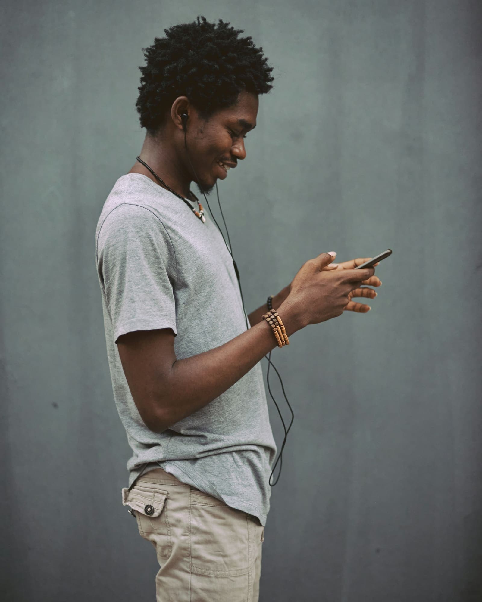 Un homme lit un message sur son téléphone.