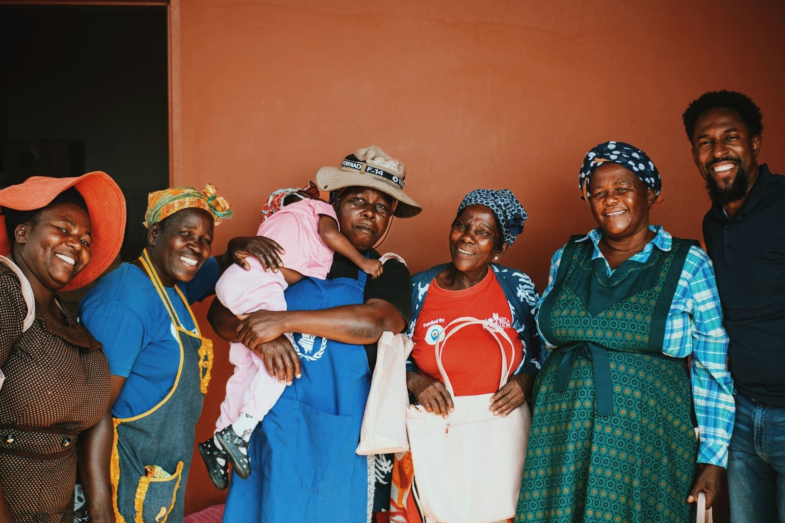 Des membres d'une association, réunis et souriants.